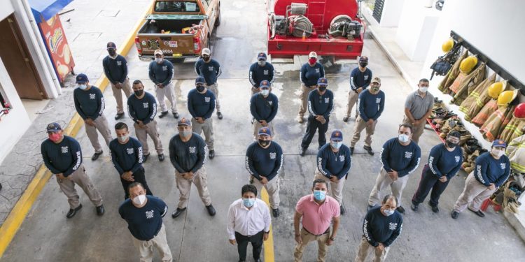 RECONOCE VÍCTOR MAS A LOS BOMBEROS