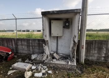 AUTOMÓVIL SE IMPACTA EN BARDA PERIMETRAL DE AEROPUERTO