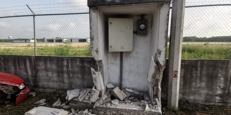 AUTOMÓVIL SE IMPACTA EN BARDA PERIMETRAL DE AEROPUERTO