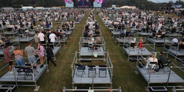 SAM FENDER OFRECE CONCIERTO EN INGLATERRA