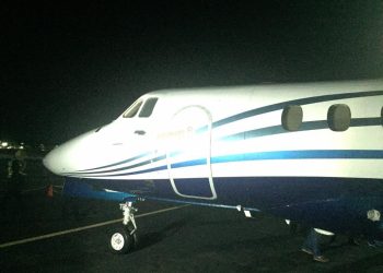 POR FIN TRASLADAN NARCOAVIONETA AL HANGAR DE LA FGR