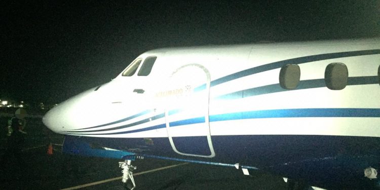 POR FIN TRASLADAN NARCOAVIONETA AL HANGAR DE LA FGR