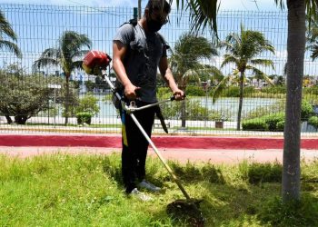 CONTINÚAN TRABAJOS DE CONSERVACIÓN Y MANTENIMIENTO DE PARQUES CON PERSONAL DEL DIF MUNICIPAL