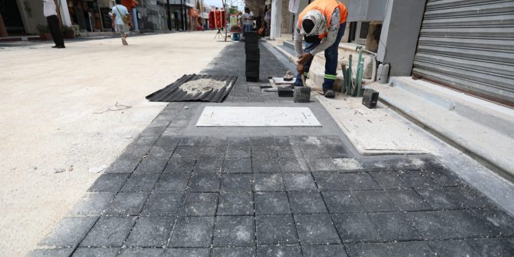 GOBIERNO DE SOLIDARIDAD SUMA A LA RED DE DRENAJE A NEGOCIOS DE LA QUINTA AVENIDA