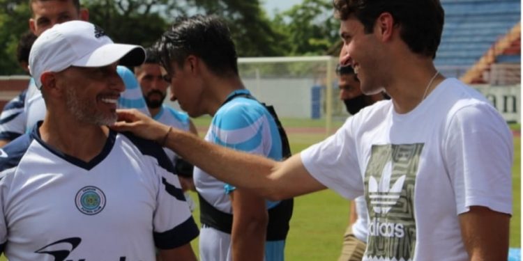 EL ‘CHAQUITO’ VISITÓ AL PAPÁ, ‘EL CHACO’ EN LA PRÁCTICA DE CANCÚN FC