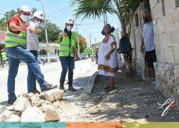 SUPERVISA LAURA FERNÁNDEZ CONSTRUCCIÓN DE BANQUETAS EN PUERTO MORELOS