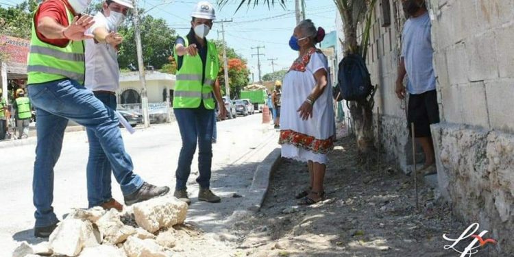 SUPERVISA LAURA FERNÁNDEZ CONSTRUCCIÓN DE BANQUETAS EN PUERTO MORELOS