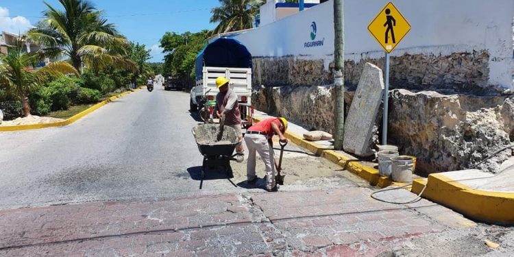 CONTINÚAN TRABAJOS DE MEJORA EN EL ALUMBRADO PÚBLICO DE ISLA MUJERES