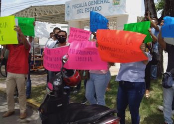 TRABAJADORES DE LA FGE SE MANIFIESTAN CONTRA ÓSCAR MONTES DE OCA OTRA VEZ