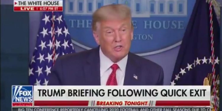 DONALD TRUMP FUE EVACUADO POR TIROTEO Y SU EQUIPO DE SEGURIDAD LE DISPARA A PRESUNTO SOSPECHOSO.