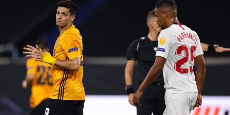 SEVILLA ELIMINA A LOS WOLVES; RAÚL ERRA UN PENAL