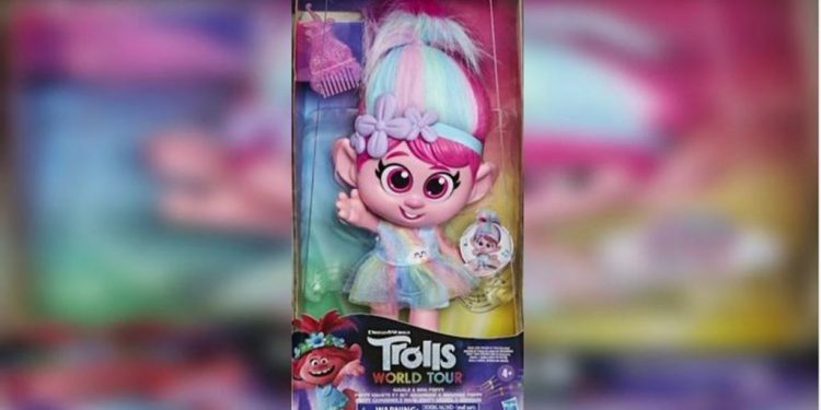 HASBRO RECIBE MÚLTIPLES DEMANDAS POR MUÑECA CON BOTÓN INAPROPIADO.