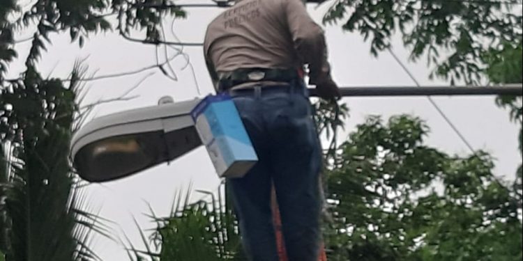 EL H. AYUNTAMIENTO DE LÁZARO CÁRDENAS CONSTANTE EN EL MANTENIMIENTO DE LUMINARIAS