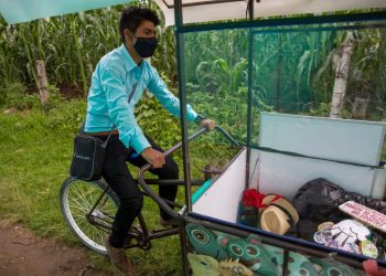 MAESTRO GUATEMALTECO LLEVA CLASES ALUMNOS QUE NO TIENEN INTERNET