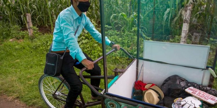 MAESTRO GUATEMALTECO LLEVA CLASES ALUMNOS QUE NO TIENEN INTERNET