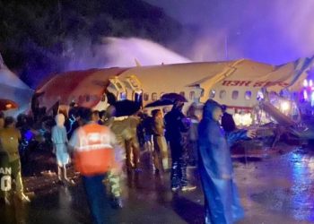 SE PARTIÓ EN DOS UN VUELO DE AIR INDIA EXPRESS