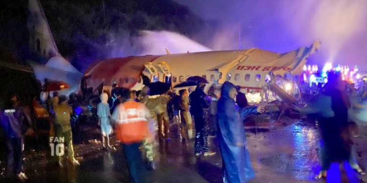 SE PARTIÓ EN DOS UN VUELO DE AIR INDIA EXPRESS