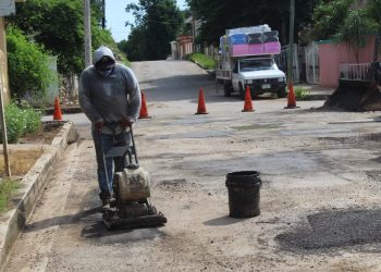 ADMINISTRACIÓN DE SOFÍA ALCOCER MANTIENE BACHEO PERMANENTE EN LA CIUDAD