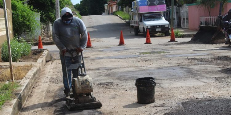 ADMINISTRACIÓN DE SOFÍA ALCOCER MANTIENE BACHEO PERMANENTE EN LA CIUDAD