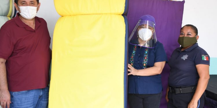 EL DIF MUNICIPAL ENTREGA APOYOS A SEGURIDAD PÚBLICA.