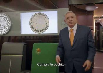 A BORDO DEL AVIÓN PRESIDENCIAL, AMLO PROMOCIONA LOS «CACHITOS» PARA LA RIFA