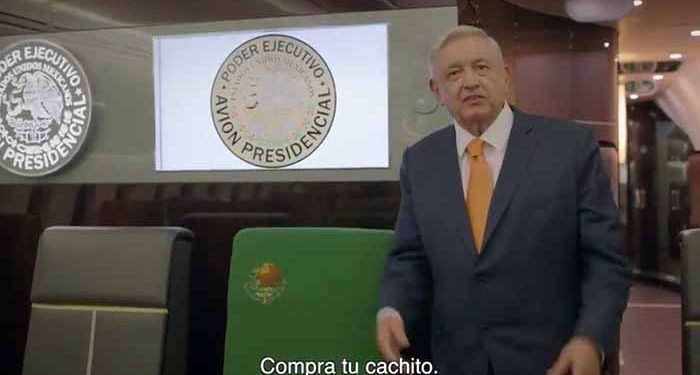 A BORDO DEL AVIÓN PRESIDENCIAL, AMLO PROMOCIONA LOS «CACHITOS» PARA LA RIFA