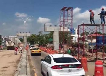 ABREN UN CARRIL DE ALTA EN AMBOS SENTIDOS DE RUIZ CORTINES SOBRE TRABAJOS DEL DISTRIBUIDOR DE UNIVERSIDAD