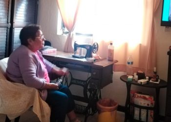 ABUELITOS UTILIZAN LAS CLASES A DISTANCIA PARA CONTINUAR CON SUS ESTUDIOS