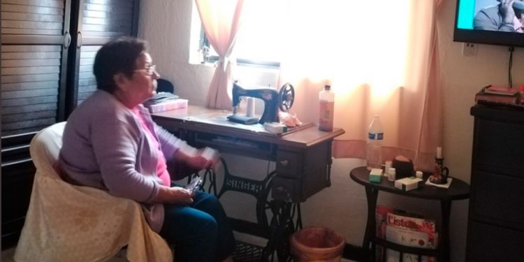 ABUELITOS UTILIZAN LAS CLASES A DISTANCIA PARA CONTINUAR CON SUS ESTUDIOS