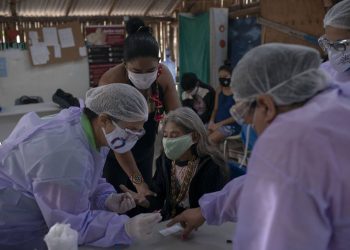 BAJAN NUEVOS CASOS Y MUERTES POR COVID-19 EN EL MUNDO: OMS