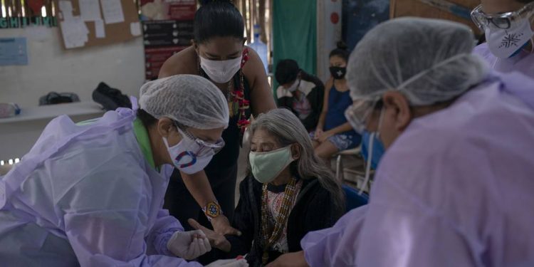 BAJAN NUEVOS CASOS Y MUERTES POR COVID-19 EN EL MUNDO: OMS