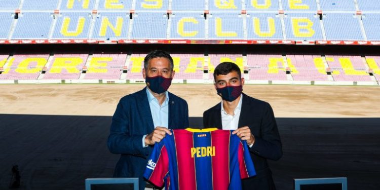 BARCELONA PRESENTA A PEDRI COMO SU NUEVO JUGADOR
