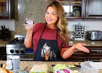 CHIQUIS RIVERA LANZA LIBRO DE RECETAS LATINAS «KETO» PARA CHICAS «CURVISEXIS»