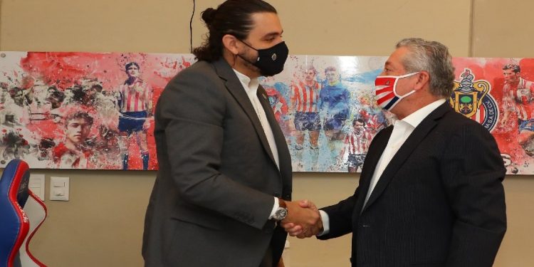CHIVAS PRESENTA A VÍCTOR MANUEL VUCETICH COMO SU NUEVO ENTRENADOR