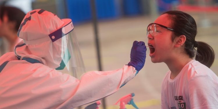 CIUDADANO DE HONG KONG, PRIMER REINFECTADO DE COVID-19 EN EL MUNDO