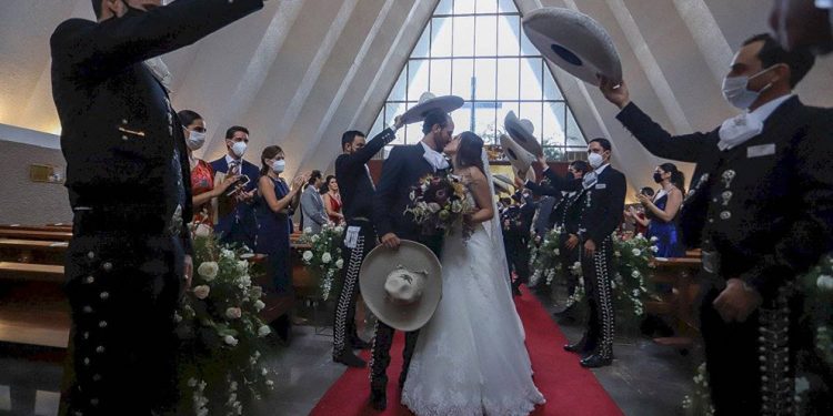 CRITICAN A CAMILA FERNÁNDEZ, HIJA DEL «POTRILLO», POR SU BODA EN PLENA PANDEMIA