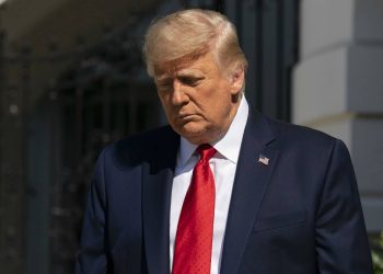 DEMANDAN A TRUMP POR FONDOS PARA SERVICIO POSTAL