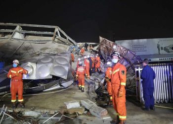 DERRUMBE DE RESTAURANTE EN CHINA DEJA AL MENOS 17 MUERTOS