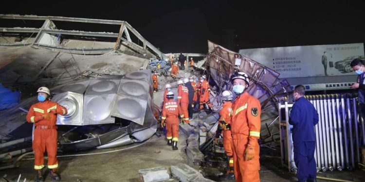 DERRUMBE DE RESTAURANTE EN CHINA DEJA AL MENOS 17 MUERTOS