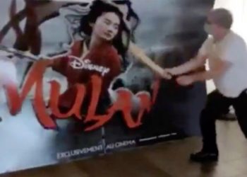 DUEÑO DE UN CINE DESTRUYE PROMOCIONAL DE «MULÁN» TRAS EL ANUNCIO DE DISNEY+