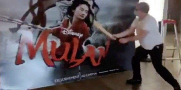 DUEÑO DE UN CINE DESTRUYE PROMOCIONAL DE «MULÁN» TRAS EL ANUNCIO DE DISNEY+