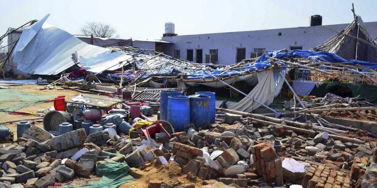 EDIFICIO COLAPSA EN LA INDIA Y DEJA AL MENOS 11 MUERTOS