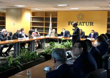 EL GOBERNADOR MAURICIO VILA DOSAL REVISA AVANCES DEL PROYECTO DEL TREN MAYA CON FUNCIONARIOS DEL GOBIERNO DE MÉXICO
