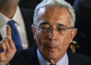 EXPRESIDENTE URIBE RENUNCIA AL SENADO DE COLOMBIA DESDE PRISIÓN DOMICILIARIA