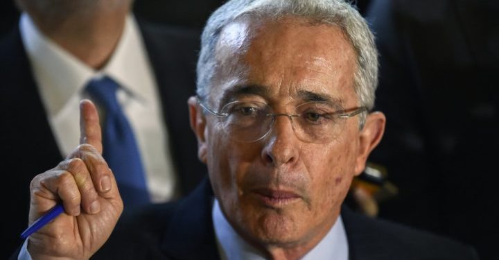 EXPRESIDENTE URIBE RENUNCIA AL SENADO DE COLOMBIA DESDE PRISIÓN DOMICILIARIA