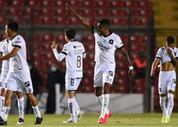 GALLOS DESPLUMA A LAS ÁGUILAS, 4-1
