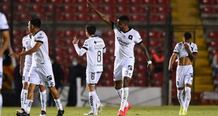 GALLOS DESPLUMA A LAS ÁGUILAS, 4-1