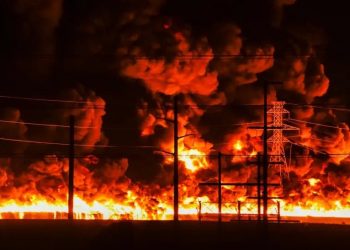 GIGANTESCO INCENDIO AFECTA UNA FÁBRICA DE PLÁSTICOS EN EU
