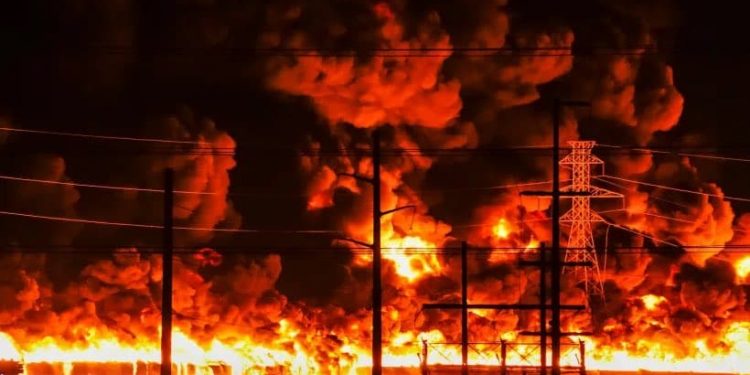 GIGANTESCO INCENDIO AFECTA UNA FÁBRICA DE PLÁSTICOS EN EU