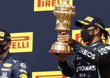 HAMILTON GANA, CON UN NEUMÁTICO PINCHADO, POR SÉPTIMA VEZ EN SILVERSTONE